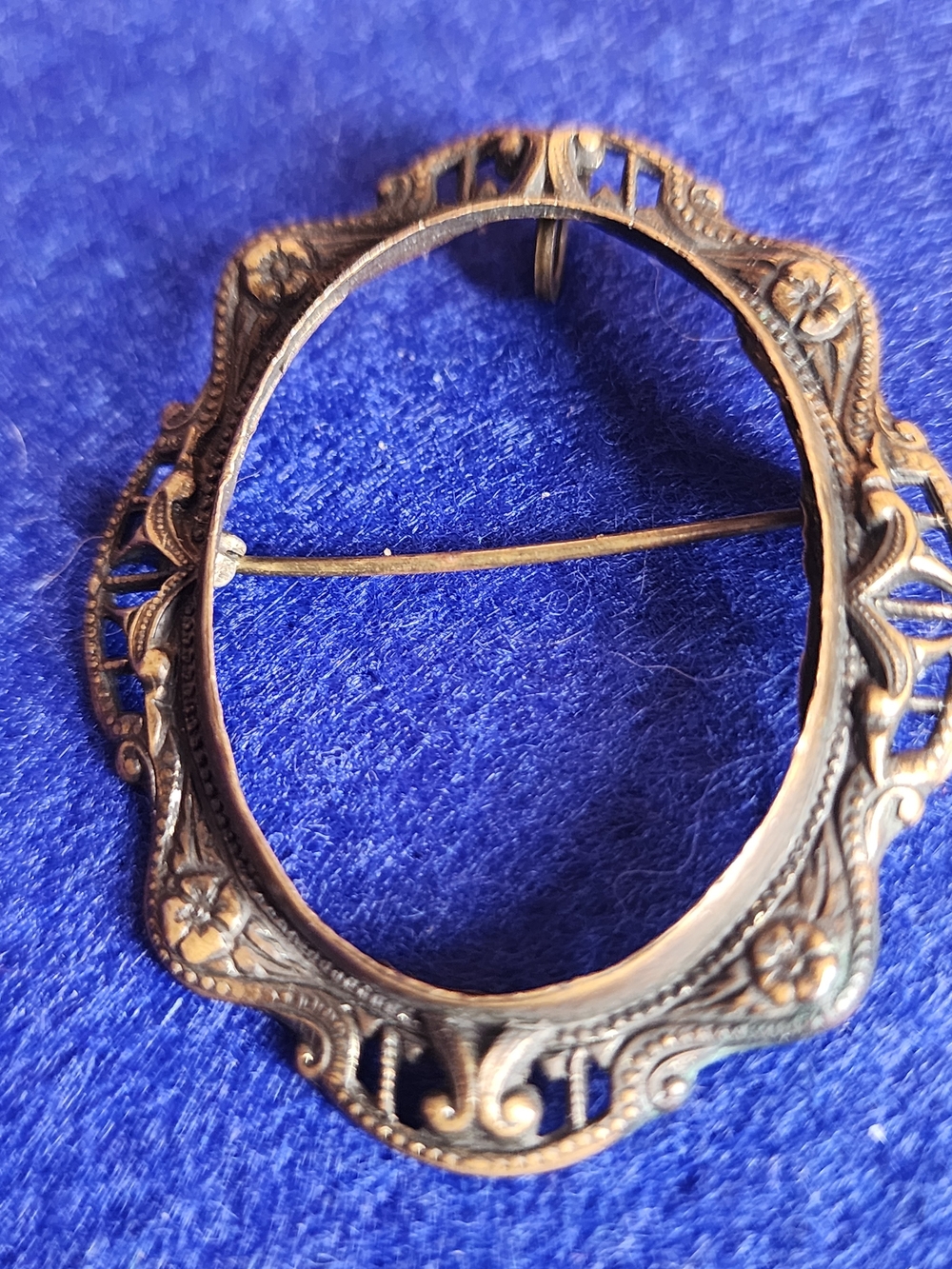 Antique-Style Floral Filigree Oval Brooch Pin in Bronze
